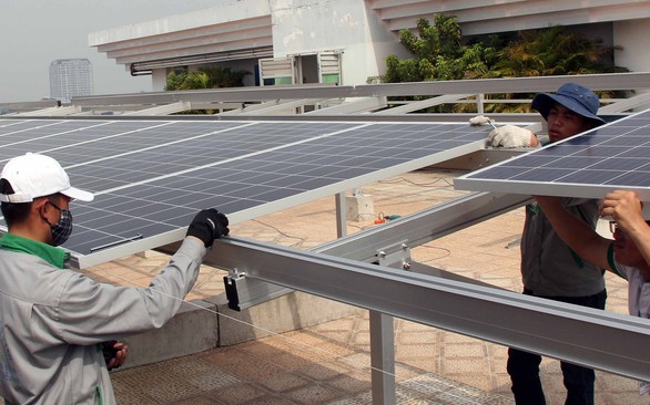 Điện mặt trời áp mái: Đầu tư chựng lại chờ giá mua điện mới - Ảnh 1. Điện mặt trời áp mái: Đầu tư chựng lại chờ giá mua điện mới - Ảnh 1.