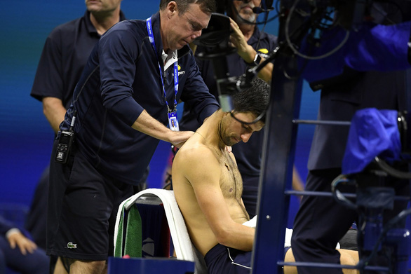 Djokovic bỏ cuộc vì chấn thương, Wawrinka vào tứ kết Mỹ mở rộng - Ảnh 1.