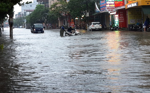Mưa lớn, nhiều tuyến đường Hà Tĩnh thành sông - Ảnh 7. Mưa lớn, nhiều tuyến đường Hà Tĩnh thành sông - Ảnh 7.