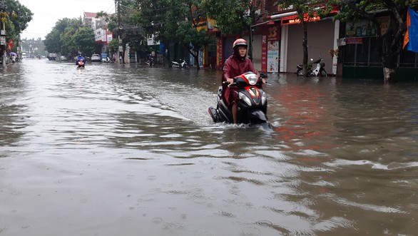 Mưa lớn, nhiều tuyến đường Hà Tĩnh thành sông - Ảnh 4. Mưa lớn, nhiều tuyến đường Hà Tĩnh thành sông - Ảnh 4.