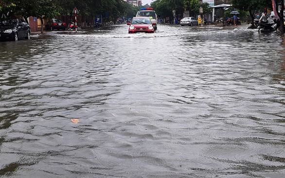 Mưa lớn, nhiều tuyến đường Hà Tĩnh thành sông - Ảnh 2. Mưa lớn, nhiều tuyến đường Hà Tĩnh thành sông - Ảnh 2.
