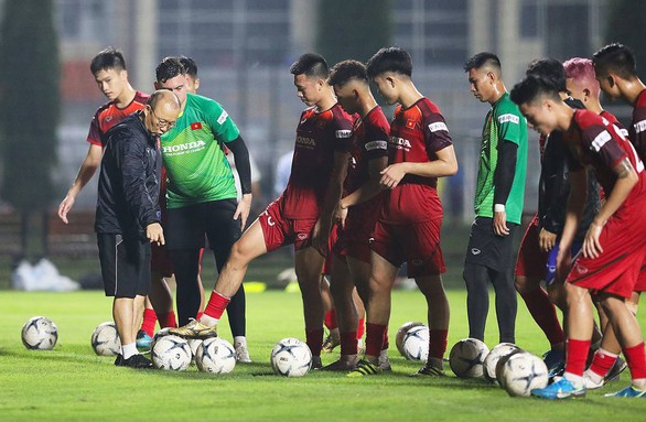 Văn Hậu: Lợi ích CLB hay đội tuyển quan trọng hơn? - Ảnh 1. Văn Hậu: Lợi ích CLB hay đội tuyển quan trọng hơn? - Ảnh 1.