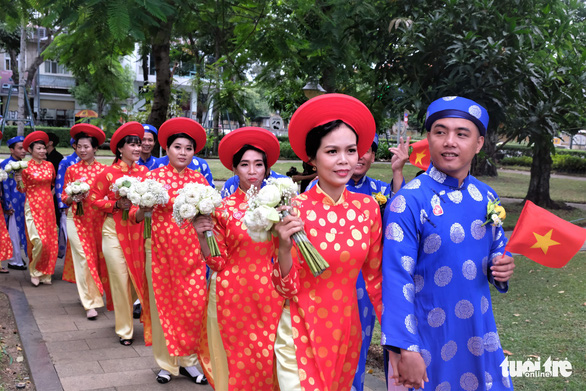 Lễ cưới tập thể của 100 cặp đôi công nhân đúng ngày Quốc khánh - Ảnh 13. Lễ cưới tập thể của 100 cặp đôi công nhân đúng ngày Quốc khánh - Ảnh 13.
