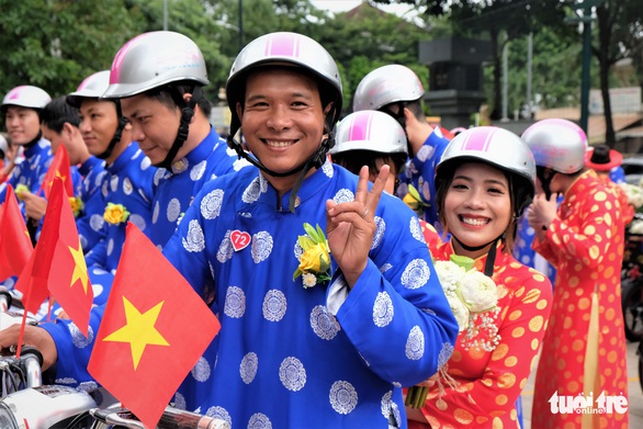 Lễ cưới tập thể của 100 cặp đôi công nhân đúng ngày Quốc khánh - Ảnh 7. Lễ cưới tập thể của 100 cặp đôi công nhân đúng ngày Quốc khánh - Ảnh 7.