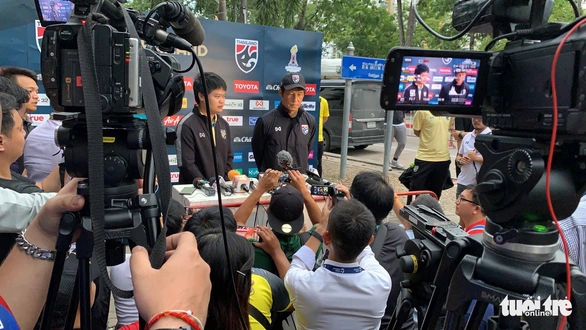 HLV Thái Lan Nishino: Tôi không thể nói, vì nhiều phóng viên Việt Nam ở đây - Ảnh 2. HLV Thái Lan Nishino: Tôi không thể nói, vì nhiều phóng viên Việt Nam ở đây - Ảnh 2.