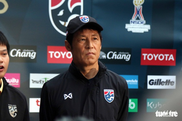 HLV Thái Lan Nishino: Tôi không thể nói, vì nhiều phóng viên Việt Nam ở đây - Ảnh 1. HLV Thái Lan Nishino: Tôi không thể nói, vì nhiều phóng viên Việt Nam ở đây - Ảnh 1.