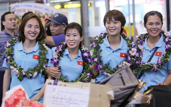 Cầu thủ nữ ngủ gầm sân, đi làm thêm nuôi giấc mơ World Cup - Ảnh 1. Cầu thủ nữ ngủ gầm sân, đi làm thêm nuôi giấc mơ World Cup - Ảnh 1.