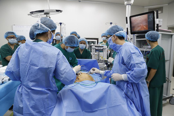 Hai bệnh nhân ung thư được phẫu thuật bằng robot thế hệ mới - Ảnh 1.