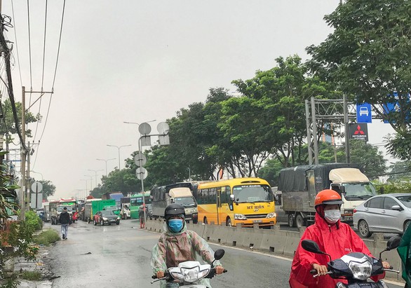 Xe container tông nát xe Camry, hai vợ chồng may mắn thoát nạn - Ảnh 2. Xe container tông nát xe Camry, hai vợ chồng may mắn thoát nạn - Ảnh 2.