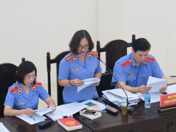 Cựu thứ trưởng Lê Bạch Hồng bị đề nghị mức án 8-9 năm tù - Ảnh 2. Cựu thứ trưởng Lê Bạch Hồng bị đề nghị mức án 8-9 năm tù - Ảnh 2.