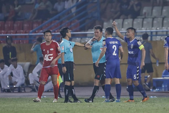 Sốc với màn ‘bẻ còi’ của trọng tài khiến Bình Dương phơi áo - Ảnh 1. Sốc với màn ‘bẻ còi’ của trọng tài khiến Bình Dương phơi áo - Ảnh 1.