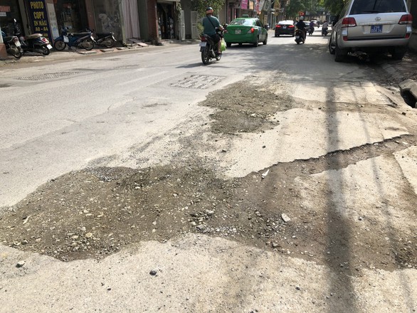 Con đường đau khổ ở Hà Nội vì đào lên lấp xuống - Ảnh 5. Con đường đau khổ ở Hà Nội vì đào lên lấp xuống - Ảnh 5.
