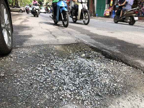Con đường đau khổ ở Hà Nội vì đào lên lấp xuống - Ảnh 6. Con đường đau khổ ở Hà Nội vì đào lên lấp xuống - Ảnh 6.