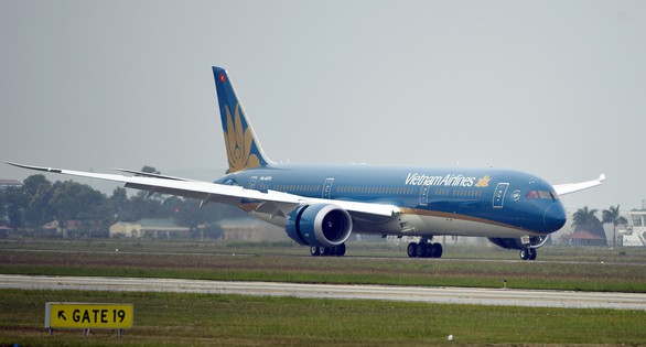 Ống lồng va vào động cơ Boeing của Vietnam Airlines, hành khách mắc kẹt tại Nga - Ảnh 1. Ống lồng va vào động cơ Boeing của Vietnam Airlines, hành khách mắc kẹt tại Nga - Ảnh 1.