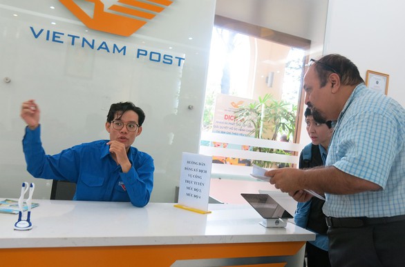 Có mấy bạn áo xanh giúp làm thủ tục qua mạng, tôi không còn phải xin nghỉ làm - Ảnh 1. Có mấy bạn áo xanh giúp làm thủ tục qua mạng, tôi không còn phải xin nghỉ làm - Ảnh 1.