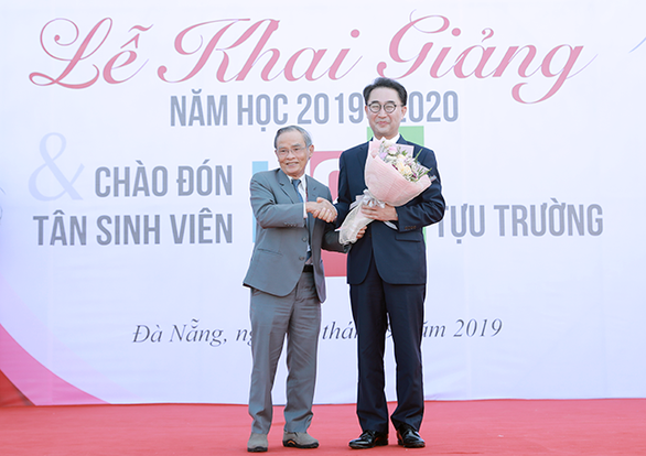 Viện trưởng du lịch ĐH Duy Tân nhận giải thành tựu cuộc đời của Tổng thống Hàn Quốc - Ảnh 1. Viện trưởng du lịch ĐH Duy Tân nhận giải thành tựu cuộc đời của Tổng thống Hàn Quốc - Ảnh 1.