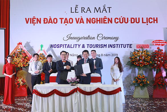 Viện trưởng du lịch ĐH Duy Tân nhận giải thành tựu cuộc đời của Tổng thống Hàn Quốc - Ảnh 2. Viện trưởng du lịch ĐH Duy Tân nhận giải thành tựu cuộc đời của Tổng thống Hàn Quốc - Ảnh 2.