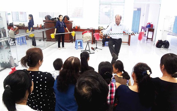 Lửa nghề truyền mãi ngàn sau - Kỳ 6: Nửa thế kỷ giữ nghề hát xưa - Ảnh 1. Lửa nghề truyền mãi ngàn sau - Kỳ 6: Nửa thế kỷ giữ nghề hát xưa - Ảnh 1.