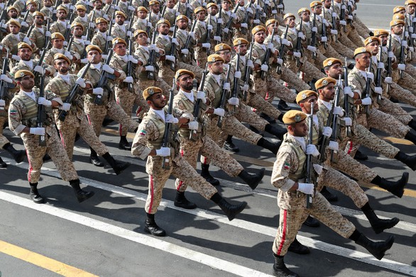 Iran rầm rộ duyệt binh khoe vũ khí tối tân - Ảnh 2. Iran rầm rộ duyệt binh khoe vũ khí tối tân - Ảnh 2.