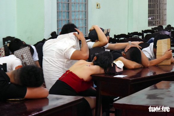 145 thanh niên dương tính với chất ma túy trong quán bar Ozone - Ảnh 1. 145 thanh niên dương tính với chất ma túy trong quán bar Ozone - Ảnh 1.