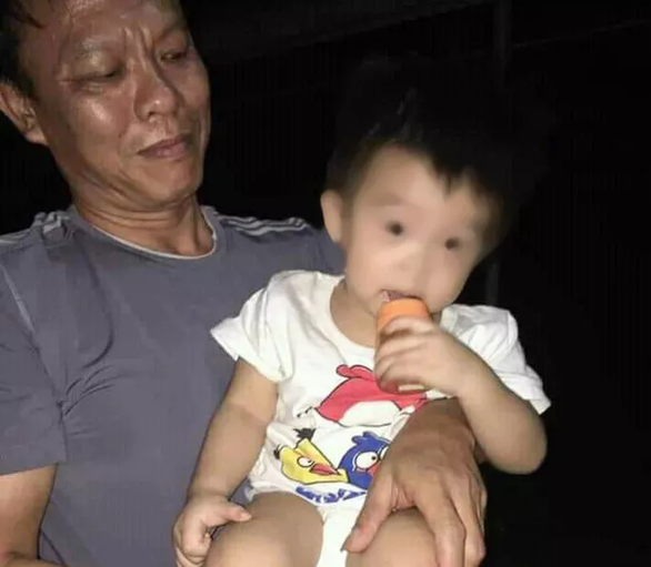 Bé trai 1 tuổi bị bỏ trước cổng chùa cùng lời nhắn xin nuôi cháu hết đời - Ảnh 1. Bé trai 1 tuổi bị bỏ trước cổng chùa cùng lời nhắn xin nuôi cháu hết đời - Ảnh 1.