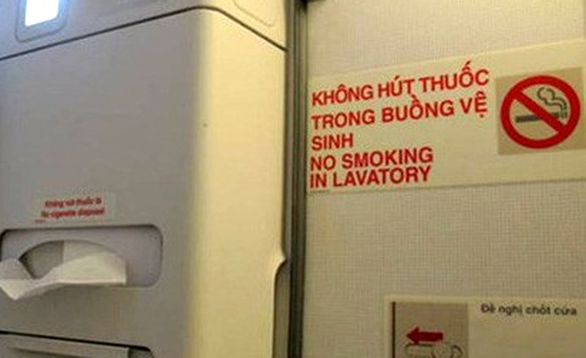 Máy bay báo khói vì khách lén hút thuốc trong buồng vệ sinh - Ảnh 1. Máy bay báo khói vì khách lén hút thuốc trong buồng vệ sinh - Ảnh 1.