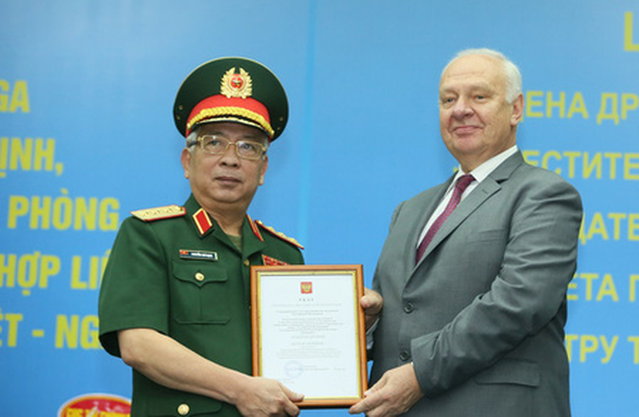 Thượng tướng Nguyễn Chí Vịnh nhận Huân chương Hữu nghị của Liên bang Nga - Ảnh 1. Thượng tướng Nguyễn Chí Vịnh nhận Huân chương Hữu nghị của Liên bang Nga - Ảnh 1.