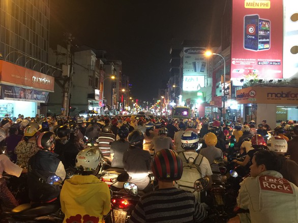 Nét đẹp từ việc... nhường đường - Ảnh 1. Nét đẹp từ việc... nhường đường - Ảnh 1.