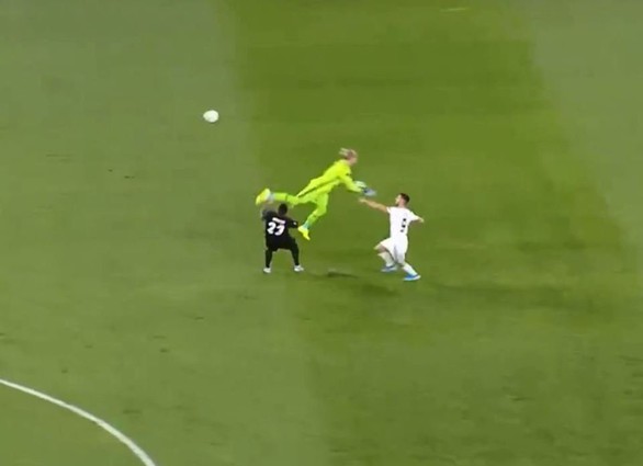 Karius lại lao ra... phá bóng hụt giúp đội bạn ghi bàn - Ảnh 2. Karius lại lao ra... phá bóng hụt giúp đội bạn ghi bàn - Ảnh 2.