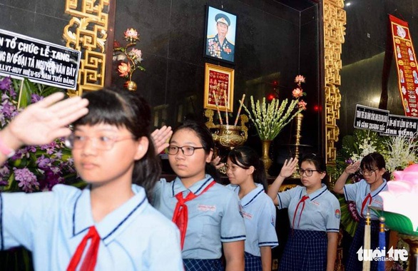 Đồng đội đến viếng phi công khác thường Nguyễn Văn Bảy - Ảnh 10. Đồng đội đến viếng phi công khác thường Nguyễn Văn Bảy - Ảnh 10.