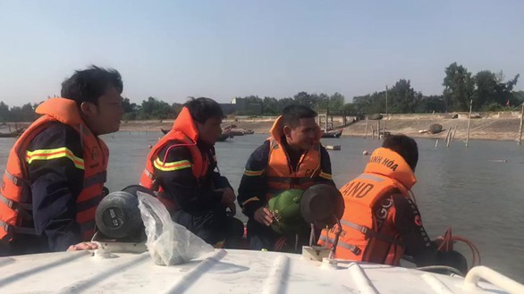 Tìm thấy thi thể 3 nạn nhân vụ cháy nổ tàu cá ở Thanh Hóa - Ảnh 1. Tìm thấy thi thể 3 nạn nhân vụ cháy nổ tàu cá ở Thanh Hóa - Ảnh 1.