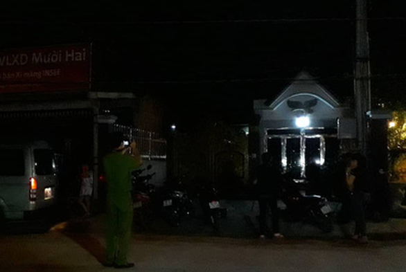 Chồng đâm chết vợ trong đêm rồi tự thú - Ảnh 1. Chồng đâm chết vợ trong đêm rồi tự thú - Ảnh 1.