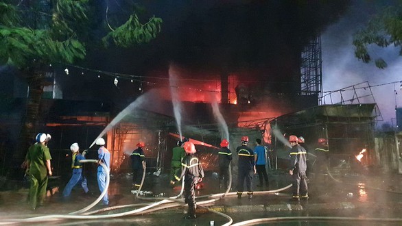 Cháy dữ dội trung tâm điện máy, cứu hỏa vất vả vì kẹt xe - Ảnh 3. Cháy dữ dội trung tâm điện máy, cứu hỏa vất vả vì kẹt xe - Ảnh 3.