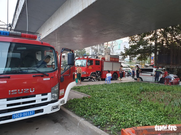 Cảnh sát lặn tìm người đàn ông khuyết tật nhảy cầu Chánh Hưng - Ảnh 4. Cảnh sát lặn tìm người đàn ông khuyết tật nhảy cầu Chánh Hưng - Ảnh 4.