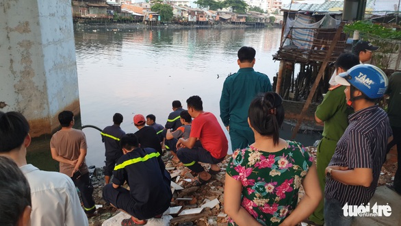 Cảnh sát lặn tìm người đàn ông khuyết tật nhảy cầu Chánh Hưng - Ảnh 1. Cảnh sát lặn tìm người đàn ông khuyết tật nhảy cầu Chánh Hưng - Ảnh 1.