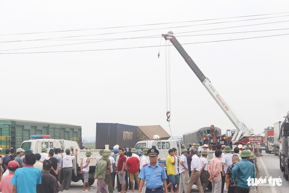 Nghẹt thở cứu tài xế mắc kẹt sau vụ tàu hàng đâm xe tải nổ như bom - Ảnh 7. Nghẹt thở cứu tài xế mắc kẹt sau vụ tàu hàng đâm xe tải nổ như bom - Ảnh 7.