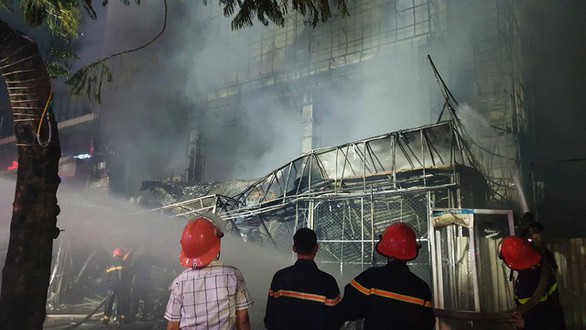 Cháy dữ dội trung tâm điện máy, cứu hỏa vất vả vì kẹt xe - Ảnh 7. Cháy dữ dội trung tâm điện máy, cứu hỏa vất vả vì kẹt xe - Ảnh 7.