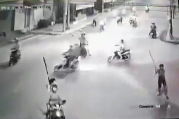 20 thanh niên cầm mã tấu bao vây, đập phá xe dân phòng - Ảnh 1. 20 thanh niên cầm mã tấu bao vây, đập phá xe dân phòng - Ảnh 1.