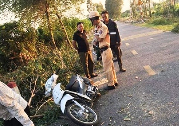 Cưa cây đổ trúng hai nữ sinh, một người chết ở bệnh viện - Ảnh 1. Cưa cây đổ trúng hai nữ sinh, một người chết ở bệnh viện - Ảnh 1.