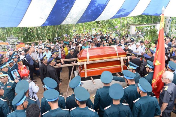 Tiễn biệt Anh hùng phi công Nguyễn Văn Bảy an nghỉ trong lòng đất mẹ - Ảnh 5. Tiễn biệt Anh hùng phi công Nguyễn Văn Bảy an nghỉ trong lòng đất mẹ - Ảnh 5.