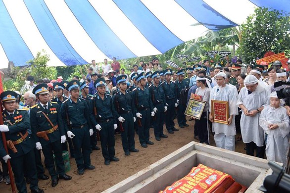 Tiễn biệt Anh hùng phi công Nguyễn Văn Bảy an nghỉ trong lòng đất mẹ - Ảnh 11. Tiễn biệt Anh hùng phi công Nguyễn Văn Bảy an nghỉ trong lòng đất mẹ - Ảnh 11.