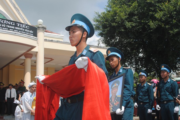 Tiễn biệt Anh hùng phi công Nguyễn Văn Bảy an nghỉ trong lòng đất mẹ - Ảnh 2. Tiễn biệt Anh hùng phi công Nguyễn Văn Bảy an nghỉ trong lòng đất mẹ - Ảnh 2.