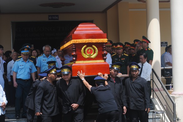 Tiễn biệt Anh hùng phi công Nguyễn Văn Bảy an nghỉ trong lòng đất mẹ - Ảnh 3. Tiễn biệt Anh hùng phi công Nguyễn Văn Bảy an nghỉ trong lòng đất mẹ - Ảnh 3.