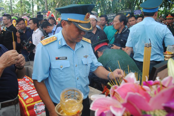Tiễn biệt Anh hùng phi công Nguyễn Văn Bảy an nghỉ trong lòng đất mẹ - Ảnh 8. Tiễn biệt Anh hùng phi công Nguyễn Văn Bảy an nghỉ trong lòng đất mẹ - Ảnh 8.