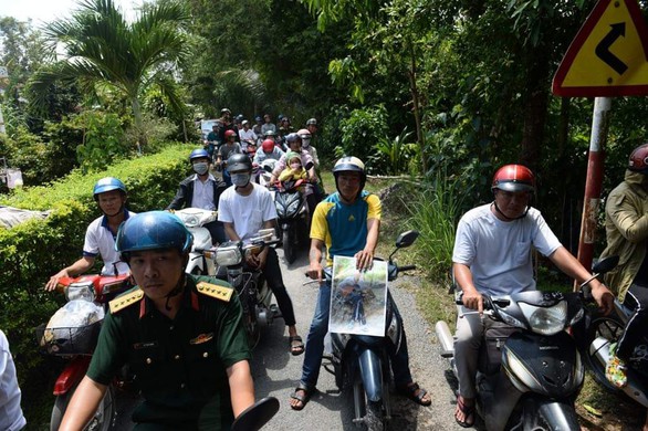 Tiễn biệt Anh hùng phi công Nguyễn Văn Bảy an nghỉ trong lòng đất mẹ - Ảnh 9. Tiễn biệt Anh hùng phi công Nguyễn Văn Bảy an nghỉ trong lòng đất mẹ - Ảnh 9.