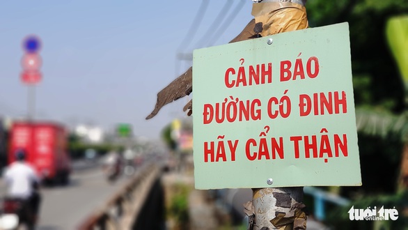Lo đinh tặc, dân dùng nam châm thu gom và tự gắn bảng cảnh báo - Ảnh 2. Lo đinh tặc, dân dùng nam châm thu gom và tự gắn bảng cảnh báo - Ảnh 2.