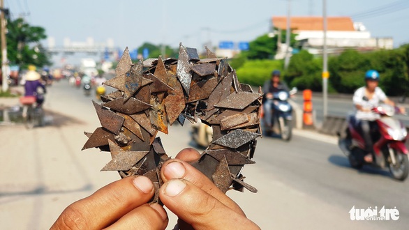 Lo đinh tặc, dân dùng nam châm thu gom và tự gắn bảng cảnh báo - Ảnh 4. Lo đinh tặc, dân dùng nam châm thu gom và tự gắn bảng cảnh báo - Ảnh 4.