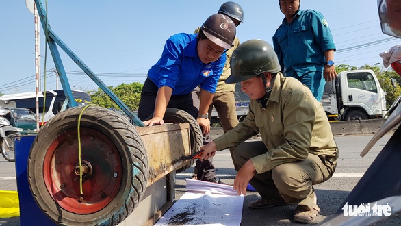 Lo đinh tặc, dân dùng nam châm thu gom và tự gắn bảng cảnh báo - Ảnh 8. Lo đinh tặc, dân dùng nam châm thu gom và tự gắn bảng cảnh báo - Ảnh 8.