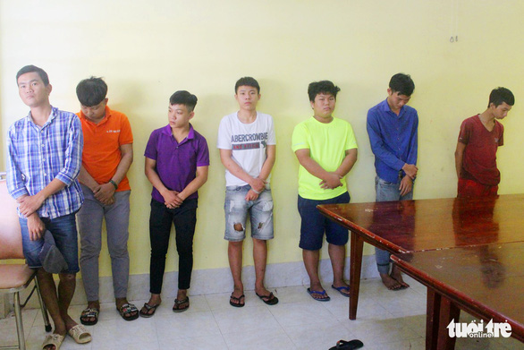 Bắt 8 thanh niên cầm mã tấu đập phá xe dân phòng - Ảnh 1. Bắt 8 thanh niên cầm mã tấu đập phá xe dân phòng - Ảnh 1.