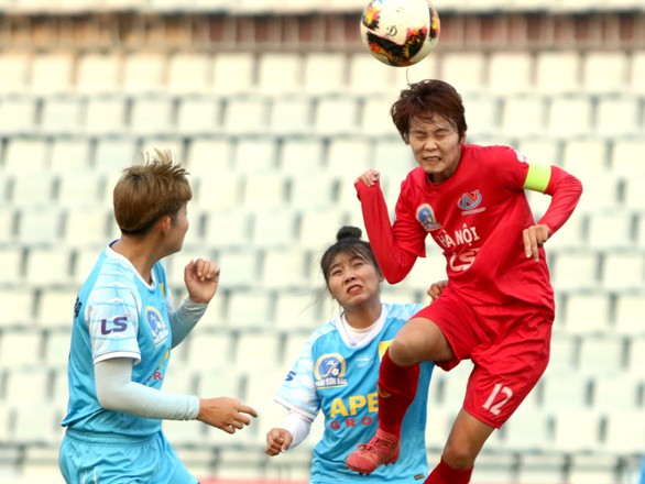Nữ Hà Nội thắng Sơn La 6-0 trong trận đấu mất điện hơn 15 phút - Ảnh 1. Nữ Hà Nội thắng Sơn La 6-0 trong trận đấu mất điện hơn 15 phút - Ảnh 1.